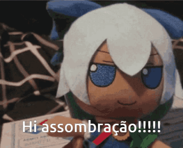 a stuffed animal with white hair and blue eyes says hi assombracao