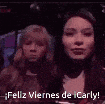 a couple of girls standing next to each other with feliz viernes de icarly written on the bottom