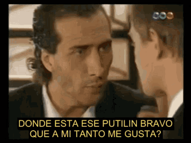 a man in a suit talks to another man with the words donde esta ese putilin bravo