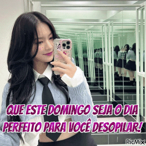 a girl taking a picture of herself in a mirror with the words que este domingo