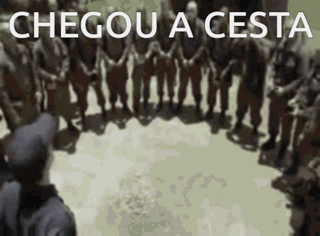 a group of people holding hands in a circle with the words chegou a cesta written above them