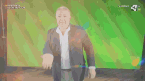 a man covering his mouth with his hand in front of a green background that says la jornada