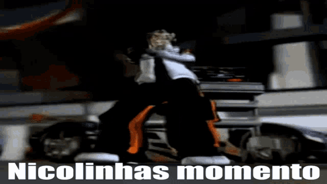 a picture of a person with the words nicolinhas momento below them