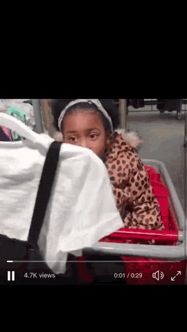 a little girl in a shopping cart has 4.7k views on the screen