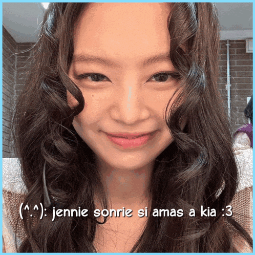 a picture of a woman with the caption jennie sonrie si ama a kia