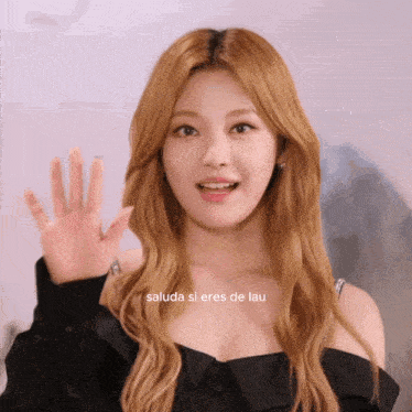 a woman waving her hand with the words saluda si eres de lau written below her