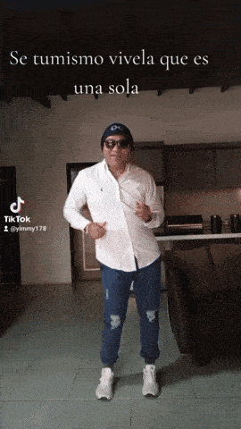 a man is dancing in a living room with a caption that says se tumismo vivela que es una sola on it