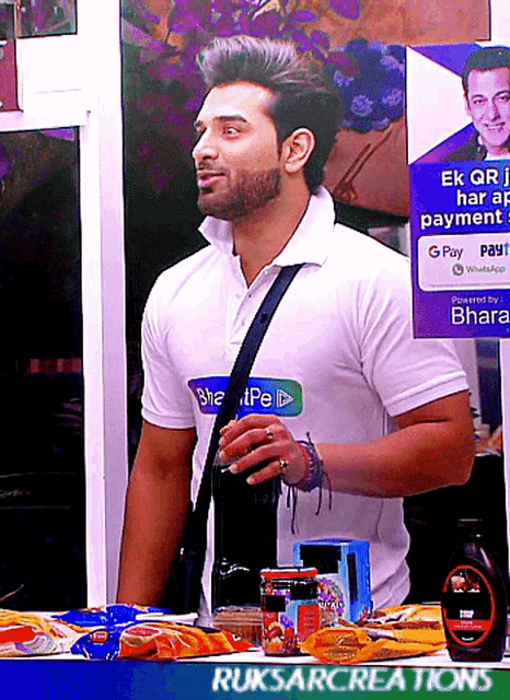 a man stands in front of a sign that says ' ek qr j har ap payment '