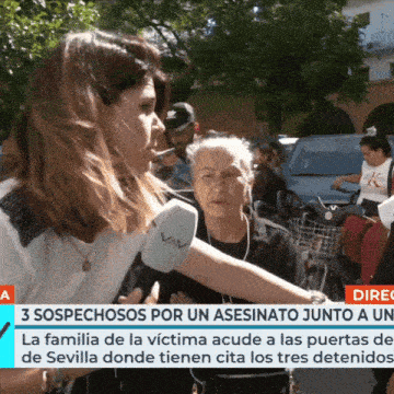 a woman talking into a microphone with the words " 3 sospechosos por un asesinato junto a la familia de la victima "