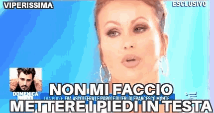 a woman is on a television screen with the words non mi faccio mettere i piedi in testa