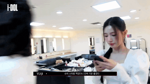 a woman in a dressing room with i-dol written on the top