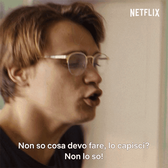 a man wearing glasses says " non so cosa devo fare lo capisci "