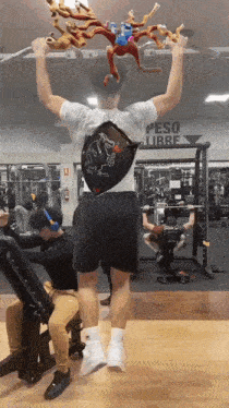 a man in a gym with a bag that says peso libre on it