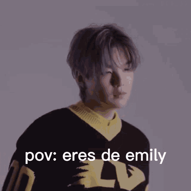 a young man with gray hair is wearing a black and yellow sweater with the words pov eres de emily on the bottom