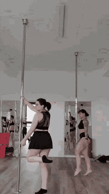 Majestymreen Pole Dance GIF - Majestymreen Pole Dance GIFs