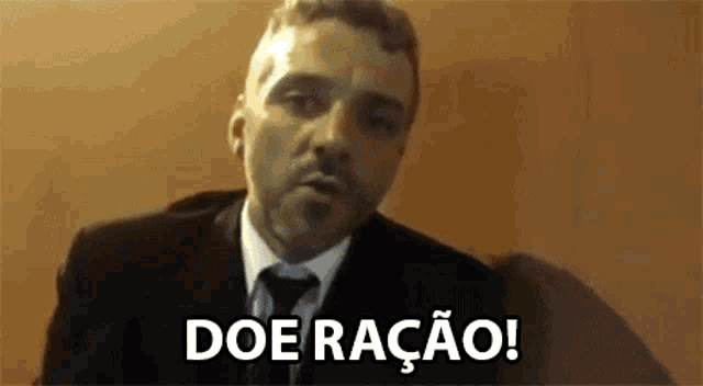 a man in a suit and tie is making a funny face and says doe raçao !