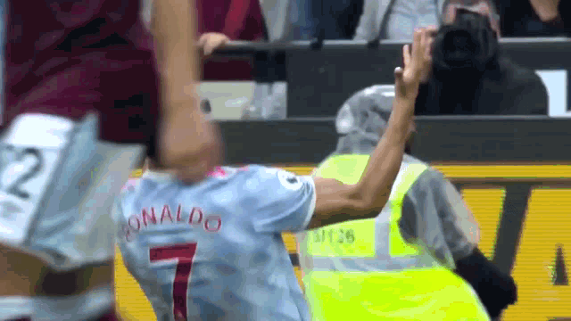 a soccer player with the number 7 on his jersey