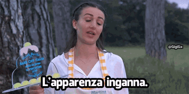 a woman is holding a tray of tennis balls and says l' apparenza inganna