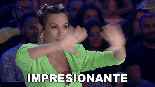 a woman in a green jacket says impresionante