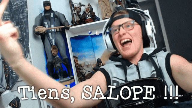 a man wearing glasses and headphones says " tiens salope !!! "
