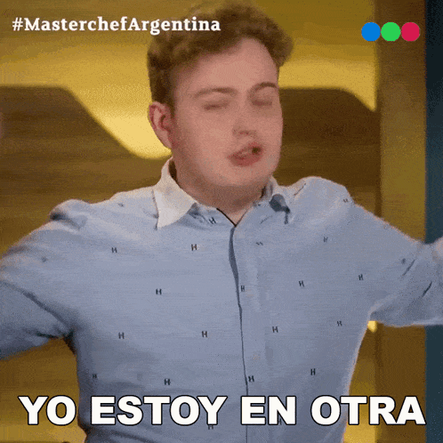 a man in a blue shirt says yo estoy en otra in spanish