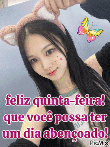 a picture of a girl with a butterfly and the words feliz quinta-feira que voce possa ter um dia abencoado