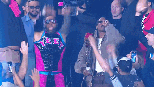 a man in a pink and black outfit with the letter lee on it