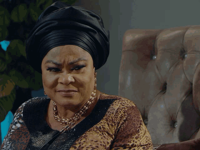 a woman sitting in a chair with the words s'ori e pe written on the bottom