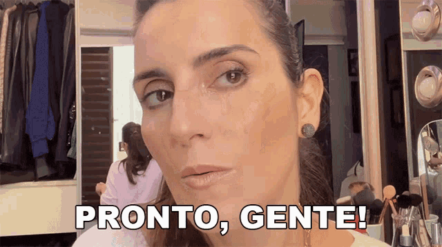 a woman says pronto gente in a video