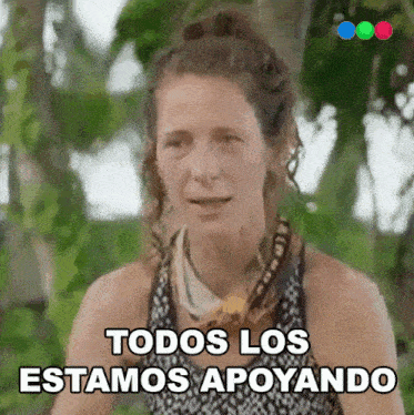 a woman says " todos los estamos apoyando " in a foreign language