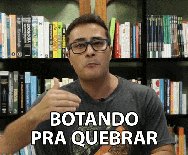 a man wearing glasses and a grey shirt says botando pra quebrar