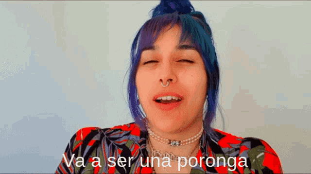 a woman with purple hair and a nose ring says " va a ser una poronga "