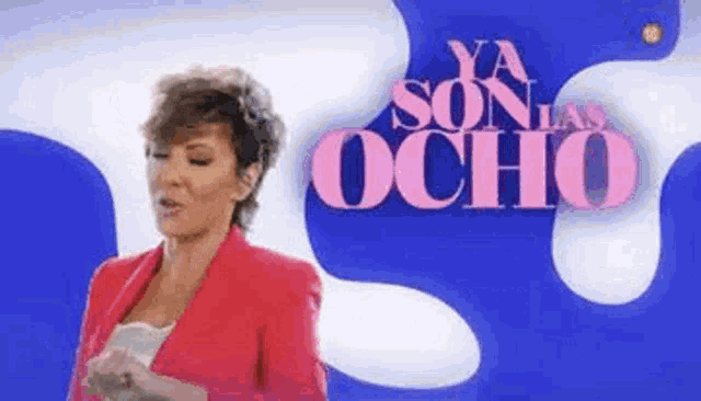 a woman in a red jacket is standing in front of a blue and white background with the words ya son las ocho on it .