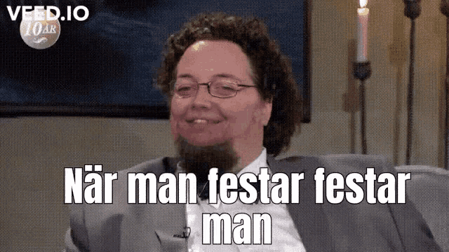 a man with glasses and a beard is smiling with the words " när man festar festar man " below him