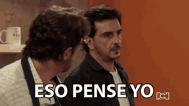 two men standing next to each other with the words " eso pense yo " written below them