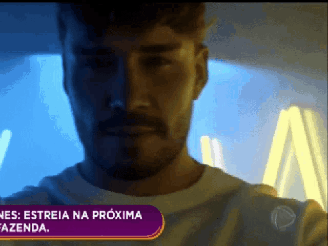 a close up of a man 's face with the words " estreia na proxima fazenda " below him