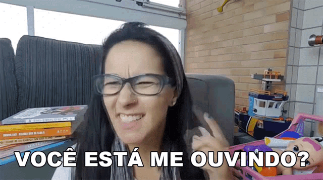 a woman wearing glasses and a scarf says você esta me ouvindo ?