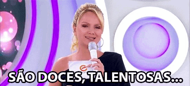a woman holding a microphone with the words sao doces talentosas written below her