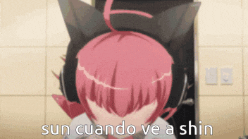 a girl with pink hair is wearing headphones and has the words sun cuando ve a shin on the bottom