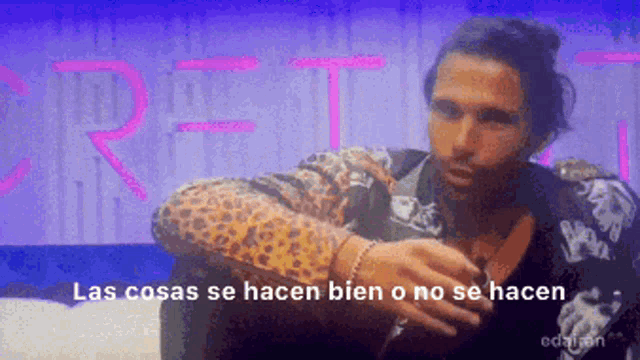 a man in a leopard print shirt says las cosas se hacen bien o no se hacen .