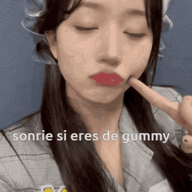 a close up of a woman 's face with the words sonrie si eres de gummy written on it