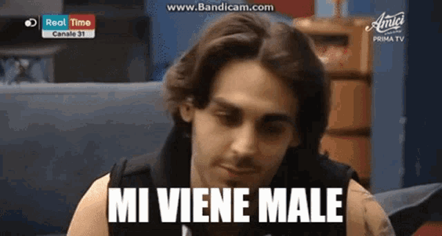 a man says mi viene male on a screen