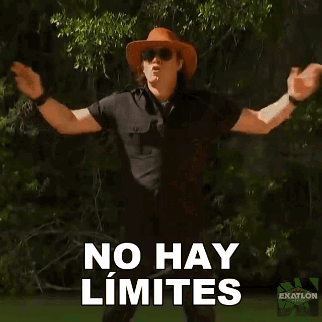 a man in a cowboy hat is dancing with the words no hay limites behind him