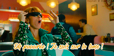 a woman wearing sunglasses and a green vest is screaming in a diner in french