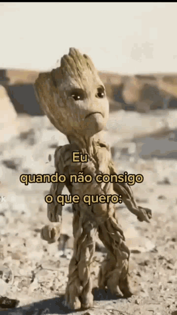 a baby groot is standing in the desert with the words eu quando não consigo o que quero written above him