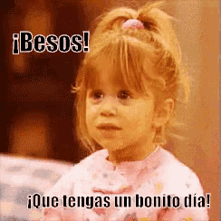 a little girl with a ponytail and the words besos que tengas un bonito dia on the bottom