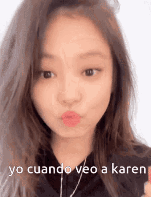 a close up of a woman 's face with the words yo cuando veo a karen