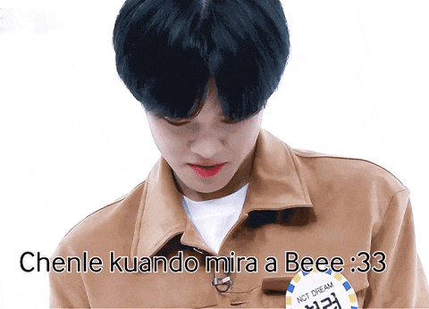 a young man wearing a brown jacket with the words chenle kuando mira a beee 33 written below him