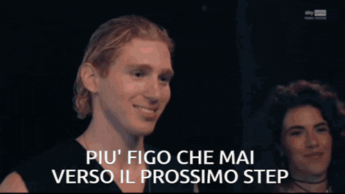 a woman is talking to another woman and the words piu ' figo che mai verso il prossimo step are above her
