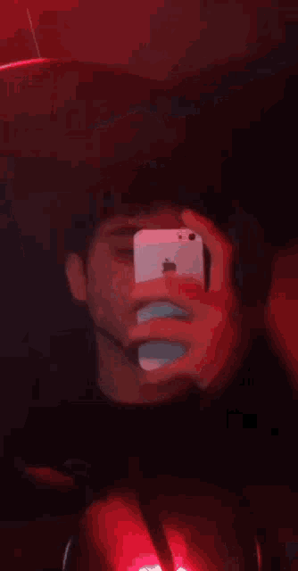Mirror Selfie Phone GIF - Mirror Selfie Phone Zoom In GIFs
